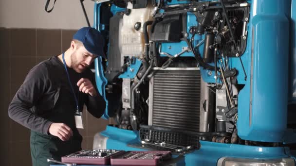 Kfz-Mechaniker prüfen Trucl-Motor in Autowerkstatt — Stockvideo