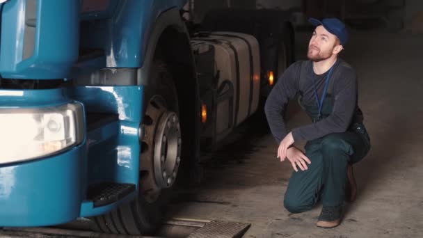 Autószerelő teherautó gumiabroncsok javítása autószervizben — Stock videók