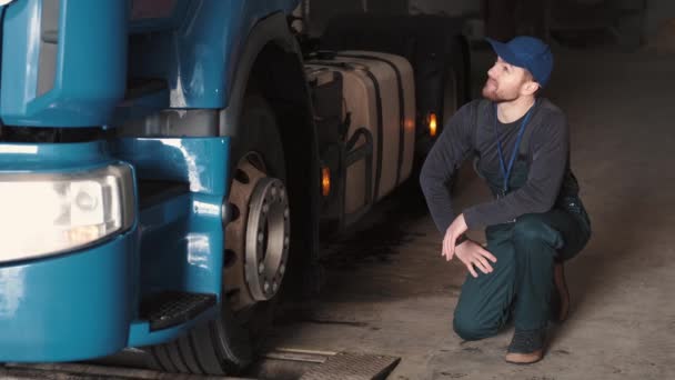 Car mechanic repairing truck tyres at car service — Stock Video