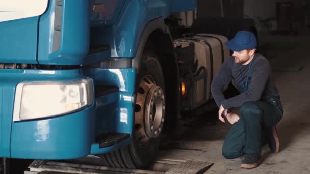 Automonteur repareert banden van vrachtwagens bij autogebruik — Stockvideo