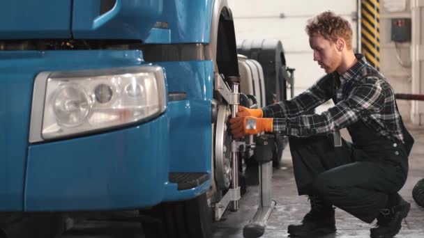 Car mechanic repairing truck tyres at car service — Stock Video