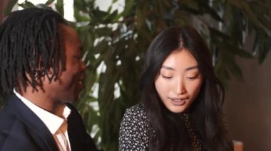 Afrikalı bir adam sevgililer gününde restoranda kız arkadaşına sürpriz yapıyor.
