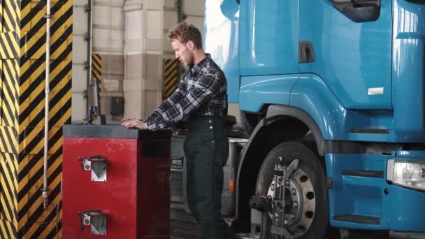 Mechanic using laptop near car engine compartment — Stock Video