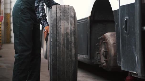 Technical engineer changing tire of a bus or truck — Stock Video