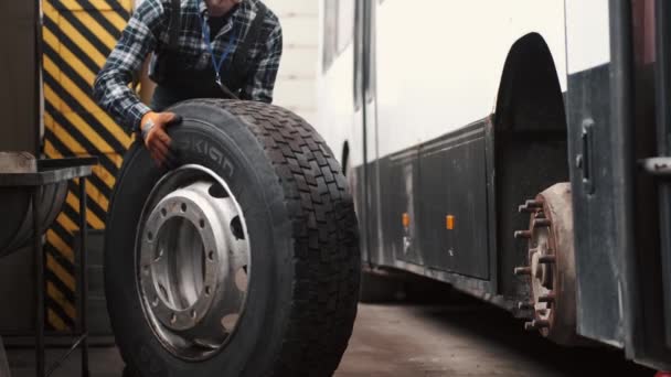 Технический инженер, меняющий шины автобуса или грузовика — стоковое видео