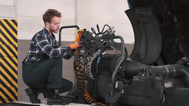 Ung mekaniker reparera en lastbil i bilverkstad — Stockvideo