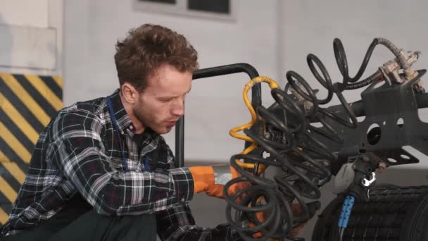 汽车修理店修理卡车的年轻技工 — 图库视频影像