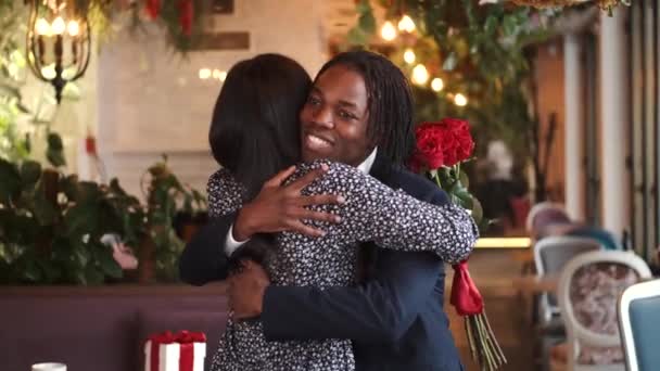Мультиэтнические пары обнимаются в ресторане в День Святого Валентина — стоковое видео