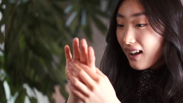 Boldog nő nézd eljegyzési gyűrű után lánykérés — Stock videók