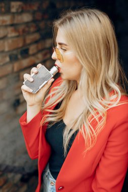 Yeleli bir şehirde şık bir genç kız