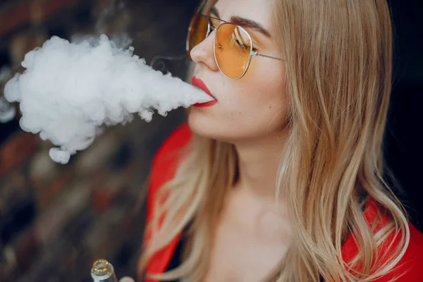 Elegante ragazza in una città con vaporizzatore — Foto Stock