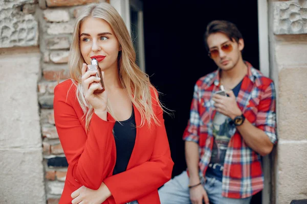 Elegante pareja joven con vapor en una ciudad — Foto de Stock