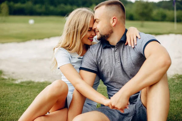 Schönes Paar verbringt Zeit im Sommerwald — Stockfoto