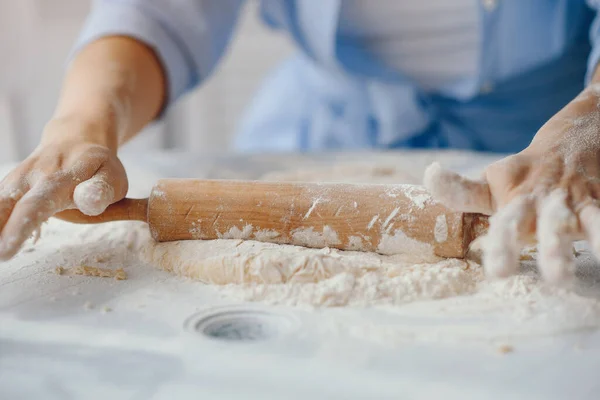 Красива дама готує тісто для печива — стокове фото