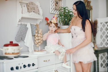 Anne ve küçük kızı bir odada.