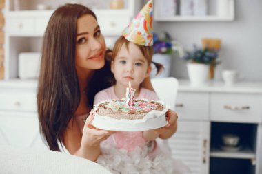 Anne ve küçük kızı bir odada.