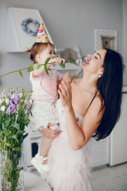 Anne ve küçük kızı bir odada.