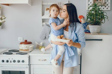 Anne ve küçük kızı bir odada.