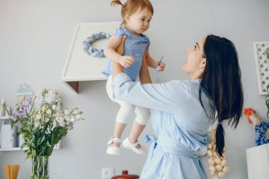 Anne ve küçük kızı bir odada.