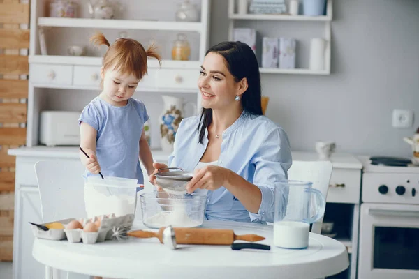 Família bonito preparar o breakfest em uma cozinha — Fotografia de Stock