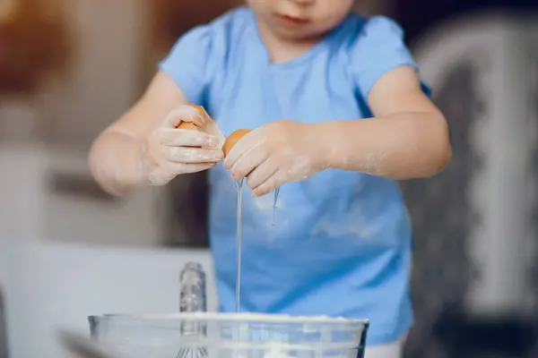 어린 소녀가 과자를 만들기 위해 반죽을 만든다 — 스톡 사진