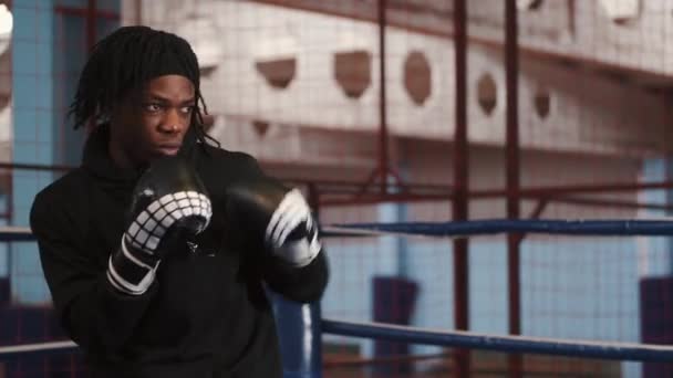 Trenér a jeho bojovník v ringu boxují — Stock video