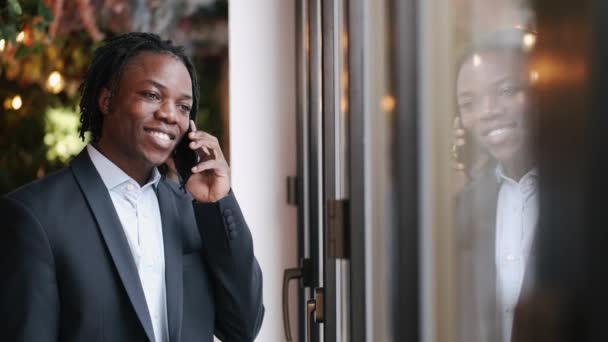 Alvorligt smart klædt mand taler via telefon og arbejder på cafe – Stock-video
