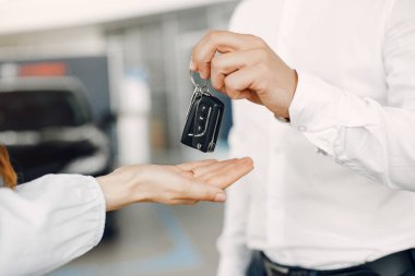 Bir araba galerisinde şık ve zarif bir çift.