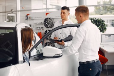 Bir araba galerisinde şık ve zarif bir çift.