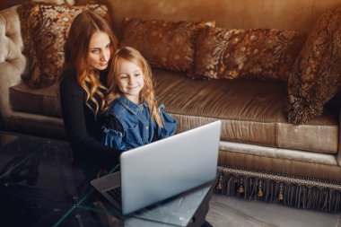 Küçük kızı olan güzel bir anne.