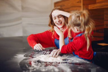 Küçük kızı olan güzel bir anne.