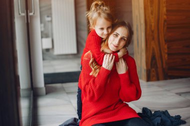 Küçük kızı olan güzel bir anne.