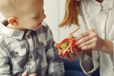 Anne ve oğlu evde Paskalya 'ya hazırlan.