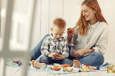 Anne ve oğlu evde Paskalya 'ya hazırlan.