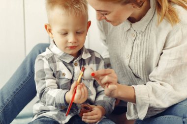 Anne ve oğlu evde Paskalya 'ya hazırlan.