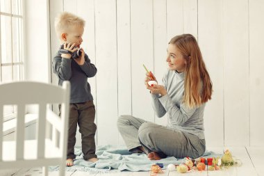 Anne ve oğlu evde Paskalya 'ya hazırlan.