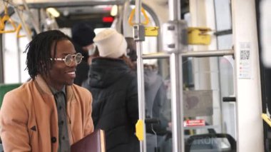 Afrikalı işadamı işe otobüsle gidiyor.