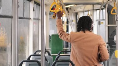 Kamu otobüsündeki Afrikalı adamın arka görüntüsü.