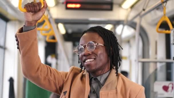 Afrikansk affärsman på väg till jobbet med buss — Stockvideo