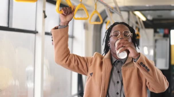 Empresario africano va a trabajar en autobús — Vídeos de Stock