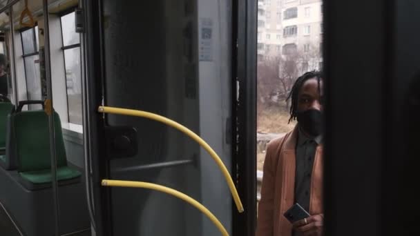 Jovem homem de viagem afro-americano com saco entrando em um ônibus — Vídeo de Stock