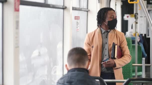 Maskeli Afrikalı Amerikalı öğrenci toplu taşıma araçlarını kullanıyor. — Stok video