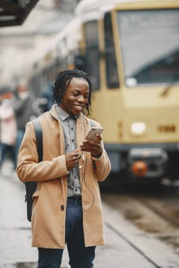 Sonbahar şehrinde yakışıklı Afro-Amerikalı bir adam