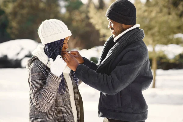 Couple afro-américain dans une forêt d'hiver — Photo