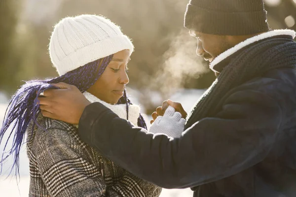 Casal afro-americano em uma floresta de inverno — Fotografia de Stock