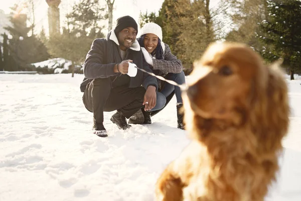 Casal afro-americano em uma floresta de inverno — Fotografia de Stock