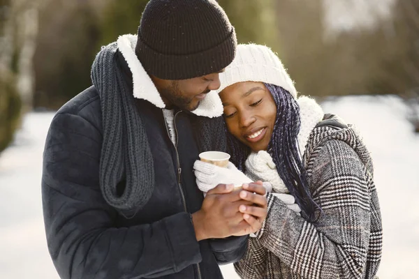 Casal afro-americano em uma floresta de inverno — Fotografia de Stock