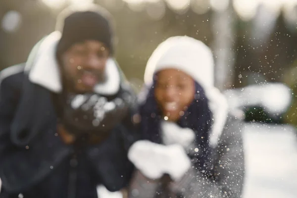 Casal afro-americano em uma floresta de inverno — Fotografia de Stock