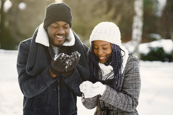 Casal afro-americano em uma floresta de inverno — Fotografia de Stock