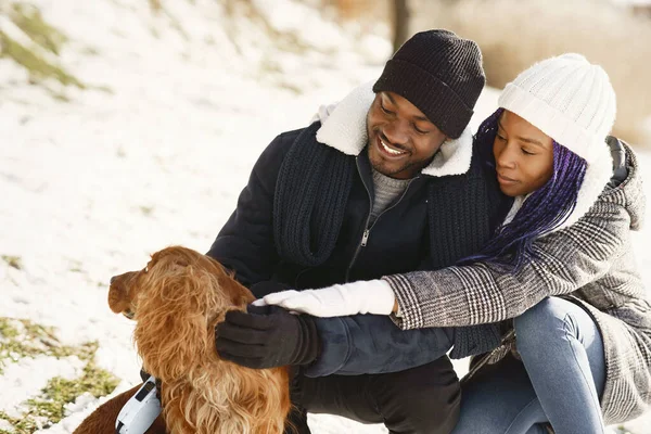 Casal afro-americano em uma floresta de inverno — Fotografia de Stock